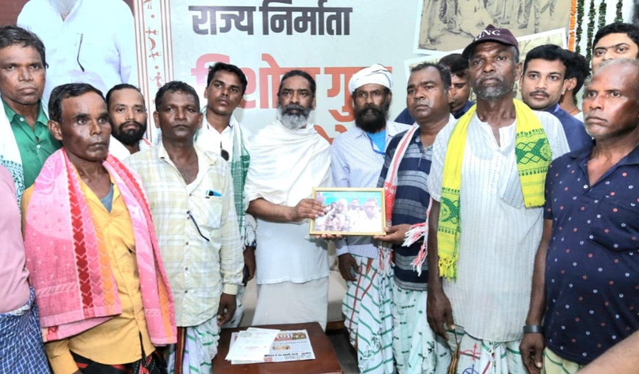 नेमरा में दिशोम गुरु शिबू सोरेन को श्रद्धांजलि अर्पित करने उमड़ा जनसैलाब, लोगों ने कहा- धन्य है यह पावन भूमि 1 20250812 201256