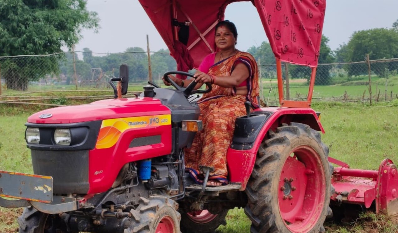 सफलता की कहानी: ट्रैक्टर चालक लाली देवी सब्जी उत्पादक और विक्रेता के रूप में बिखेर रही लालिमा 20250812_204504
