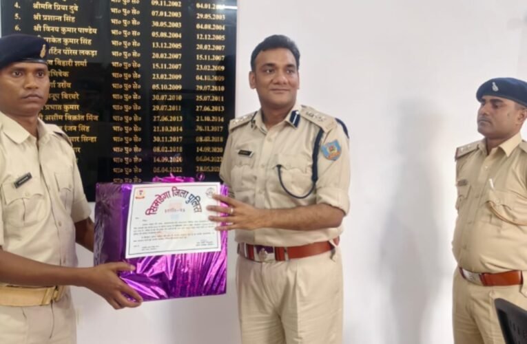 बानो थाना के आरक्षी पीयूष होरो बने ‘पुलिस मैन ऑफ द वीक’, एसपी ने किया सम्मानित
