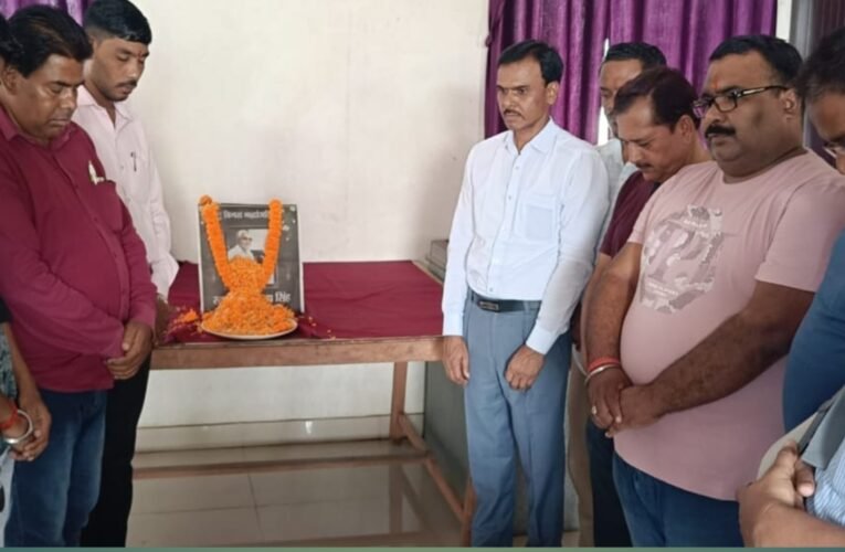 पत्रकारिता के अजेय सिपाही स्व. हरिनारायण सिंह को पत्रकार संघ ने दी श्रद्धांजलि