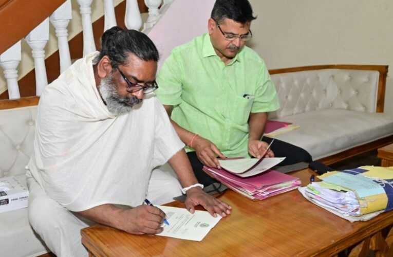 मुख्यमंत्री हेमन्त सोरेन पुत्र धर्म के साथ बखूबी निर्वाह कर रहे राजधर्म