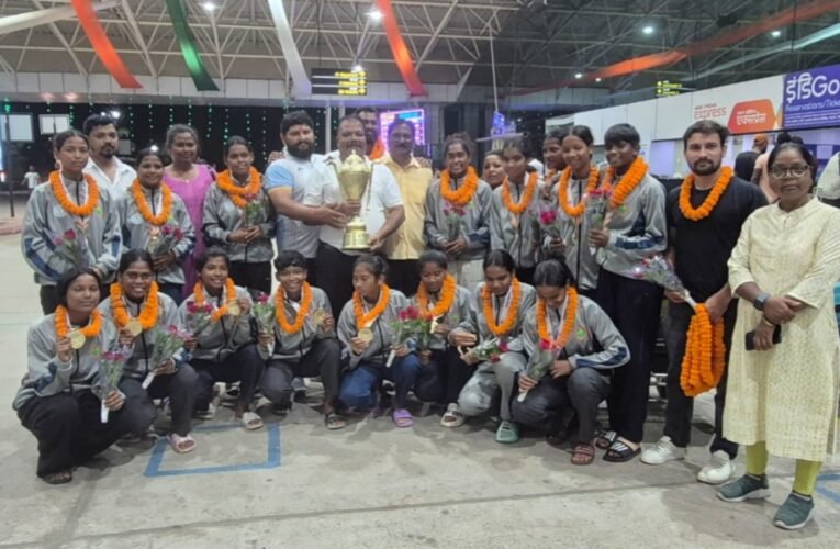 जूनियर राष्ट्रीय महिला हॉकी चैंपियनशिप 2025 की विजेता झारखंड टीम का एयरपोर्ट पर हुआ जोरदार स्वागत