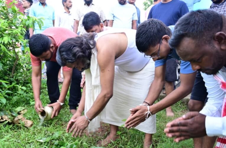 मुख्यमंत्री हेमन्त सोरेन ने दिशोम गुरु शिबू सोरेन के श्राद्ध कर्म के 10वें दिन पारंपरिक विधान पूर्ण किया