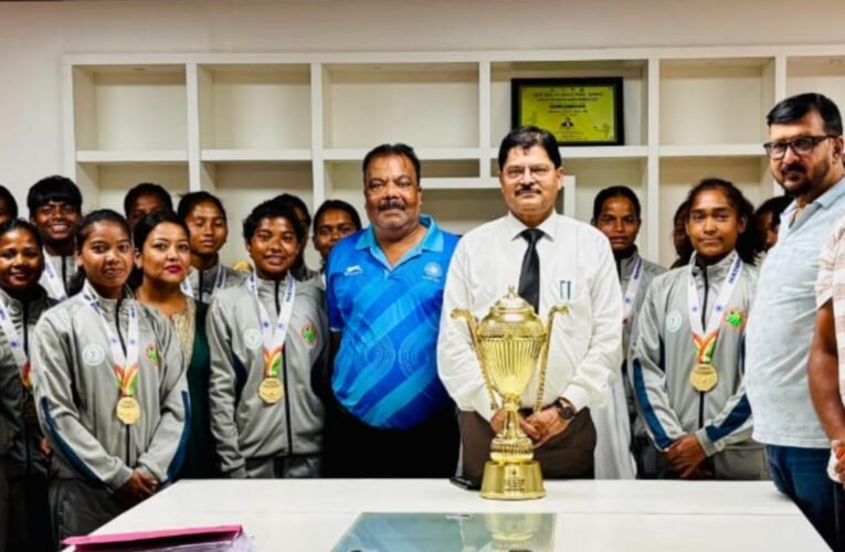 झारखंड की जूनियर महिला हॉकी टीम ने राष्ट्रीय चैंपियनशिप में लहराया परचम, खिलाड़ियों का हुआ भव्य सम्मान