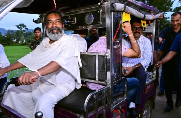 मुख्यमंत्री हेमन्त सोरेन ने दिशोम गुरु शिबू सोरेन के श्राद्ध कर्म की तैयारियों का लिया जायजा, स्वयं ई-रिक्शा चलाकर आयोजन स्थल का भ्रमण