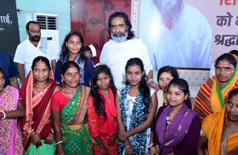 मुख्यमंत्री हेमन्त सोरेन से हजारों लोगों ने की मुलाकात, दी दिशोम गुरु शिबू सोरेन को श्रद्धांजलि