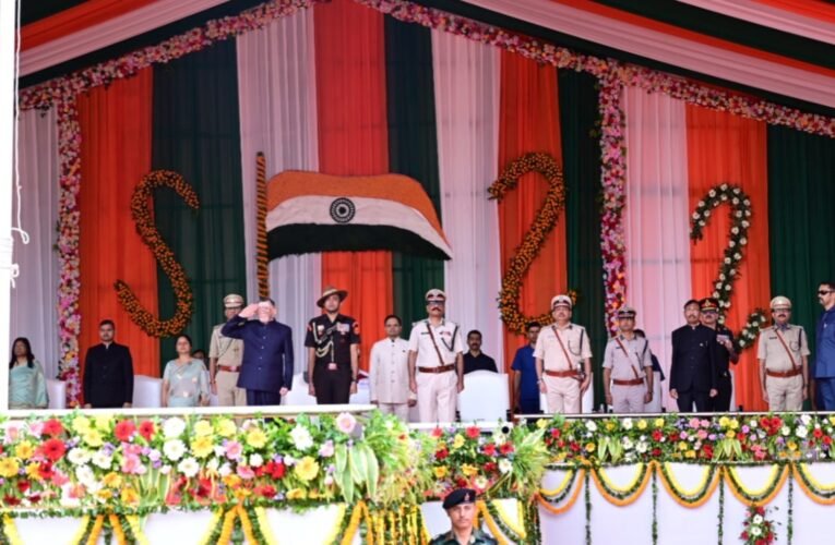 79वें स्वतंत्रता दिवस का भव्य आयोजन, मोरहाबादी मैदान में राज्यपाल संतोष गंगवार ने फहराया तिरंगा