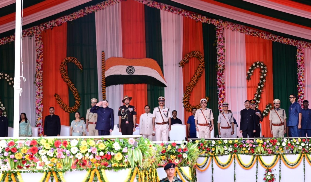 79वें स्वतंत्रता दिवस का भव्य आयोजन, मोरहाबादी मैदान में राज्यपाल संतोष गंगवार ने फहराया तिरंगा 6 20250815 154257