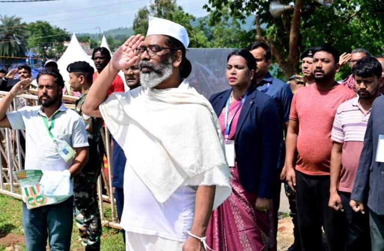 मुख्यमंत्री हेमन्त सोरेन ने पैतृक गांव नेमरा में 79वें स्वतंत्रता दिवस पर किया झंडोत्तोलन