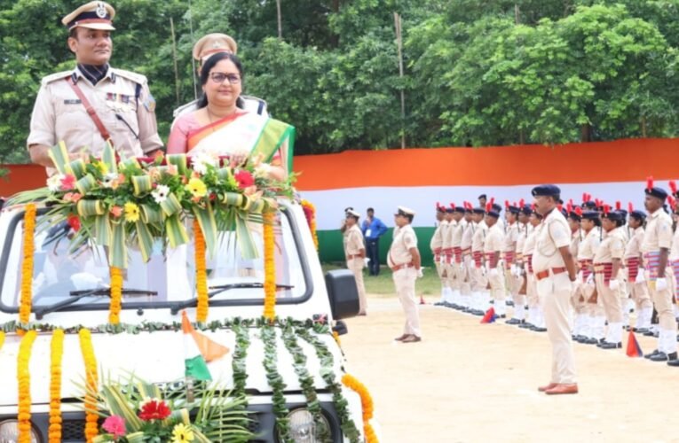 सिमडेगा में जश्न-ए-आजादी: परमबीर अलबर्ट एक्का स्टेडियम में तिरंगा लहराया, डीसी कंचन सिंह ने किया ध्वजारोहण