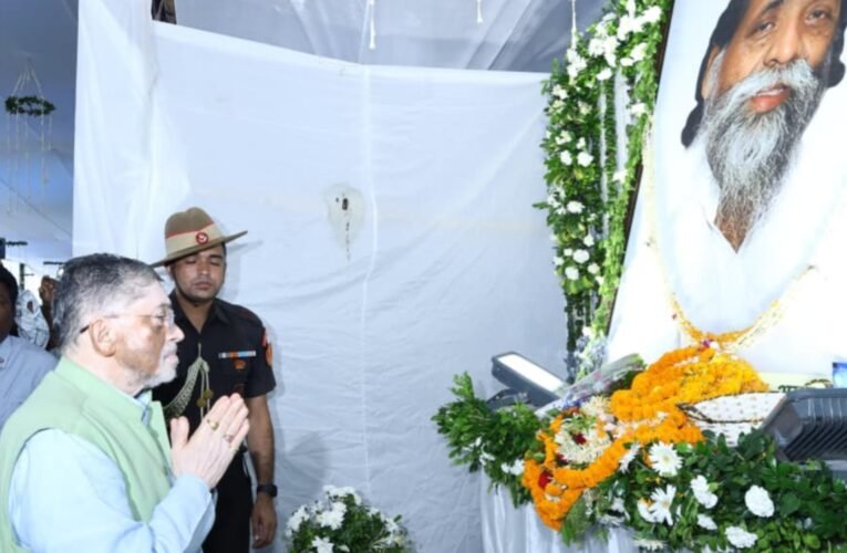 झारखंड के राज्यपाल संतोष कुमार गंगवार पूर्व मुख्यमंत्री दिशोम गुरु शिबू सोरेन के संस्कार भोज में शामिल होने पहुंचे नेमरा, दी श्रद्धांजलि