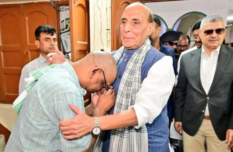 केंद्रीय रक्षा मंत्री राजनाथ सिंह ने दिशोम गुरु शिबू सोरेन को दी श्रद्धांजलि, “संस्कार भोज” में हुए शामिल