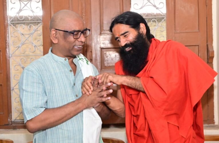 नेमरा में दिशोम गुरु शिबू सोरेन के संस्कार भोज में शामिल हुए योग गुरु बाबा रामदेव