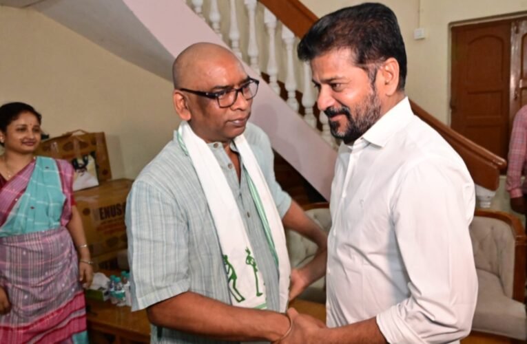 तेलंगाना के मुख्यमंत्री रेवंत रेड्डी ने दिशोम गुरुजी को दी श्रद्धांजलि, हेमंत सोरेन से की मुलाकात