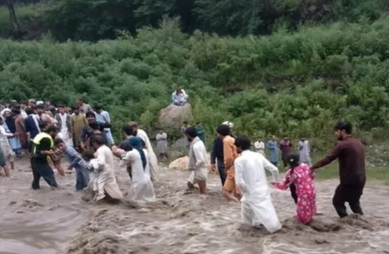 पाकिस्तान में बाढ़ का कहर: 24 घंटे में 243 की मौत, राहत कार्य में हेलीकॉप्टर क्रैश, 5 की गई जान