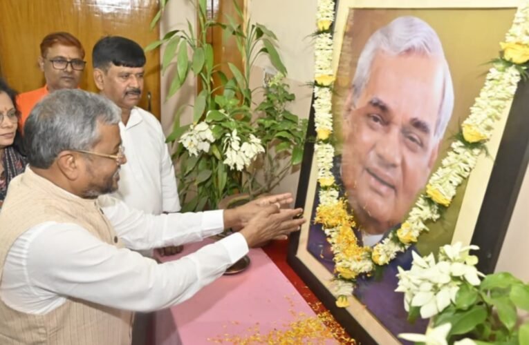 भाजपा नेताओं ने अटल बिहारी वाजपेयी की पुण्यतिथि पर दी श्रद्धांजलि, याद किया उनका योगदान
