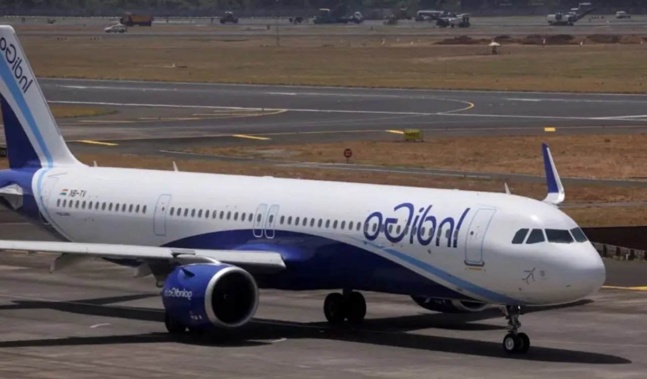 मुंबई एयरपोर्ट पर टला बड़ा हादसा: इंडिगो फ्लाइट 6E 1060 की लैंडिंग के दौरान रनवे से टकराई टेल 20250816_193021