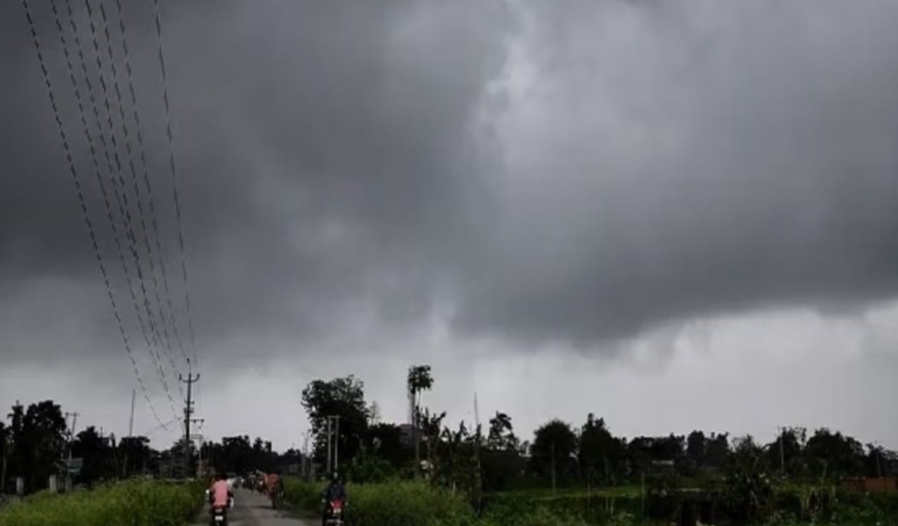 रांची सहित पूरे झारखंड में आज का मौसम: झारखंड के कई हिस्सों में गरज के साथ हल्की से मध्यम बारिश और वज्रपात की संभावना है 3 20250817 074613