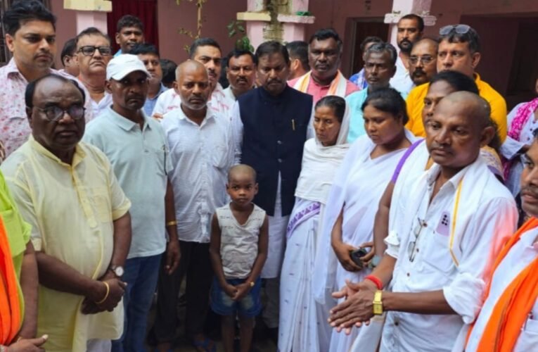 सूर्या हांसदा एनकाउंटर मामला: भाजपा की सात सदस्यीय जांच समिति ने गोड्डा में की परिजनों से मुलाकात, अर्जुन मुंडा ने लगाए गंभीर आरोप