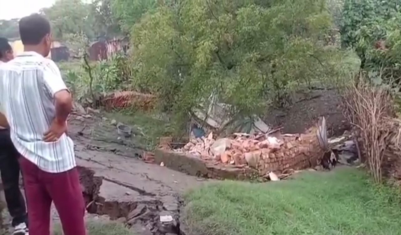 धनबाद में भू-धंसान: रात में सोते वक्त घर जमीन में समाया, परिवार ने कड़ी मशक्कत से बचाई जान 4 20250818 134141