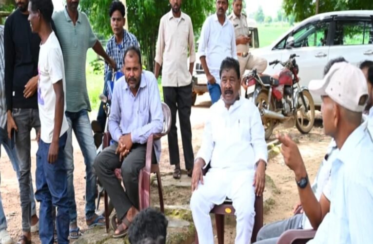 पूर्व मंत्री बंधु तिर्की गरीबो के लिए बने मसीहा , डुमरी आदिवासी टोला में ग्रामीणों के साथ की बैठक, सुनीं समस्याएं की भरपूर मदद 