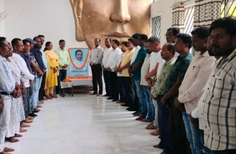 झामुमो ने दी स्व. रामदास सोरेन को श्रद्धांजलि, शोकसभा में उमड़ा जनसैलाब