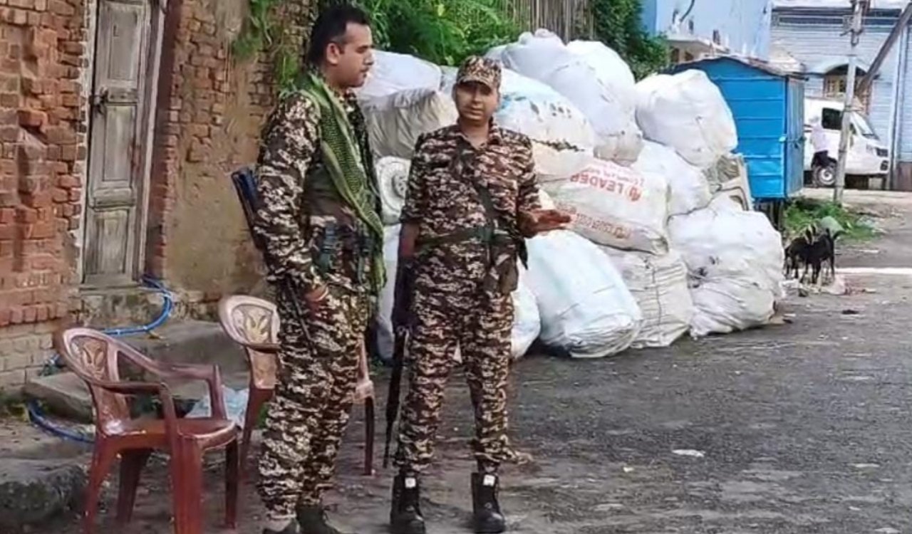 साहिबगंज में ईडी की छापेमारी: कबाड़ी कारोबारी नवीन कुमार दास के घर पर कार्रवाई, CRPF जवान तैनात 4 20250819 131346