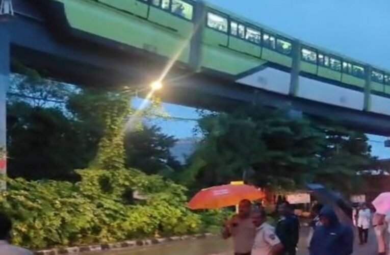 भारी बारिश ने रोकी मोनोरेल की रफ्तार, एलिवेटेड ट्रैक पर फंसी ट्रेन, यात्रियों का रेस्क्यू जारी