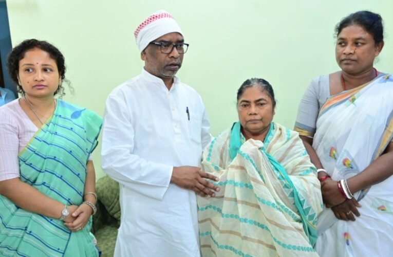 मुख्यमंत्री हेमन्त सोरेन ने दी रामदास सोरेन को भावभीनी श्रद्धांजलि, कहा- उनकी कमी अपूरणीय क्षति