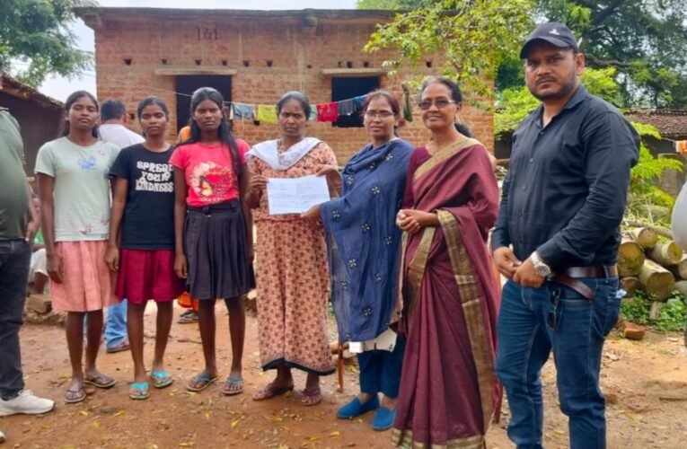 डीसी की पहल पर 24 घंटे में मृतक के परिजनों को मिला 4 लाख का मुआवजा