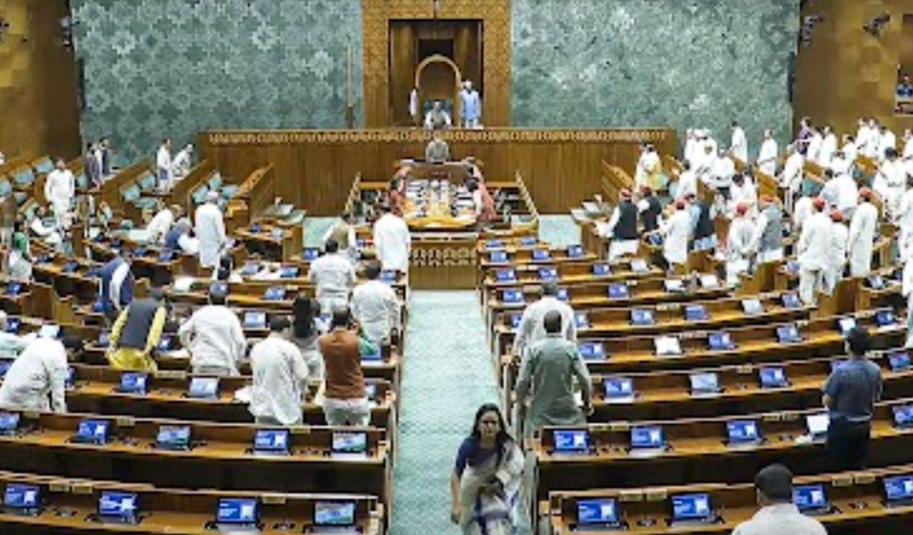 संसद के मानसून सत्र का आज समापन: प्रमुख विधेयक पारित, विपक्ष के हंगामे के बीच कई मुद्दों पर हुई चर्चा 20250821_093500