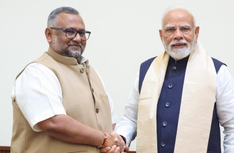 झारखंड की ज्वलंत समस्याओं को लेकर प्रधानमंत्री से मिले डॉ. प्रदीप कुमार वर्मा