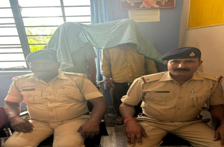 ट्रक में घुमाते हुए कर रहे थे महिला के अस्मत से खिलवाड़ , दो दोस्तों की अजब सी सेक्स सनक , पलामू में पुलिस ने ट्रक में बंधक बनाई गई महिला को बचाया