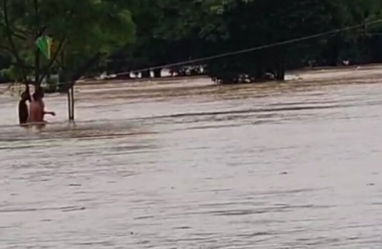 कोयल नदी की तेज धार में फंसा बुजुर्ग, ग्रामीणों और पुलिस ने बचाई जान