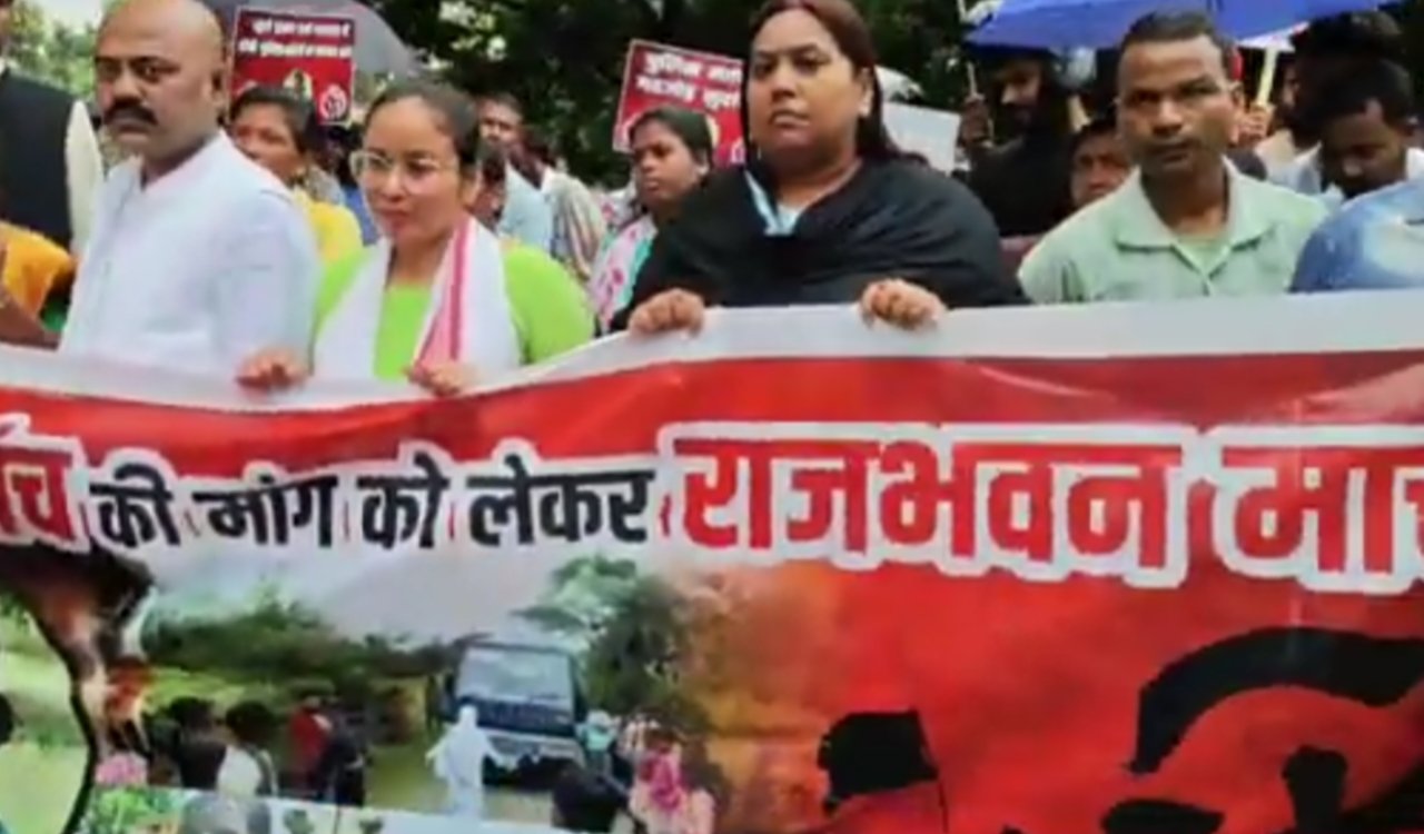 सूर्या हांसदा एनकाउंटर मामले में आदिवासी संगठनों का आक्रोश मार्च, सीबीआई जांच की मांग 20250823_214439