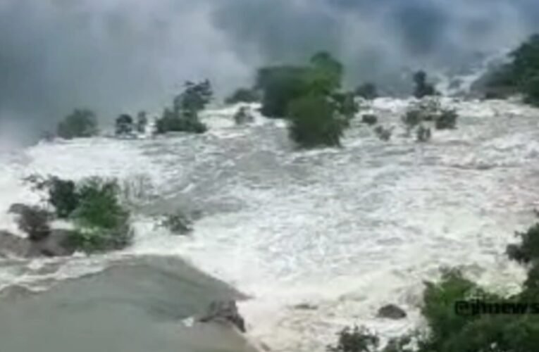 जलप्रपातों में उफान के कारण जिला प्रशासन ने जारी की पर्यटकों के लिए सुरक्षा चेतावनी
