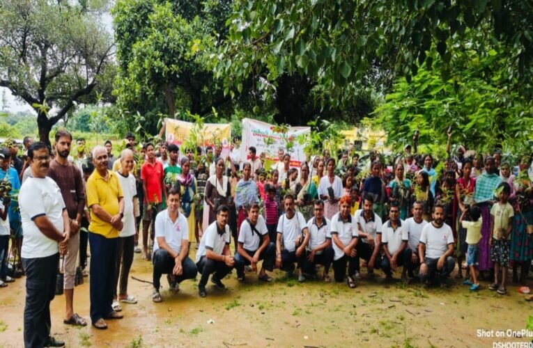 श्री सर्वेश्वरी समूह – शाखा राँची द्वारा ग्राम दुबलिया में 350 पौधों का वितरण: पर्यावरण संरक्षण की दिशा में एक और कदम