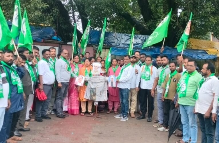 झामुमो ने फूंका केंद्र सरकार का पुतला, असंवैधानिक विधेयक का किया विरोध