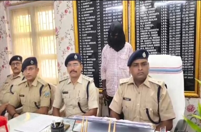 दुमका में दामाद निकला सास ससुर का हत्यारा , वृद्ध दंपति की हत्या का खुलासा: कातिल दामाद क्रिया क्रम में बढ़ चढ़ कर कर रहा था मदद , पुलिस ने 5 दिन में किया गिरफ्तार