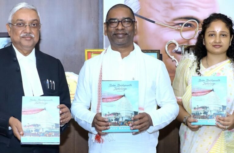 मुख्यमंत्री हेमन्त सोरेन ने “बाबा बैद्यनाथ ज्योतिर्लिंग देवघर” पुस्तक का किया लोकार्पण