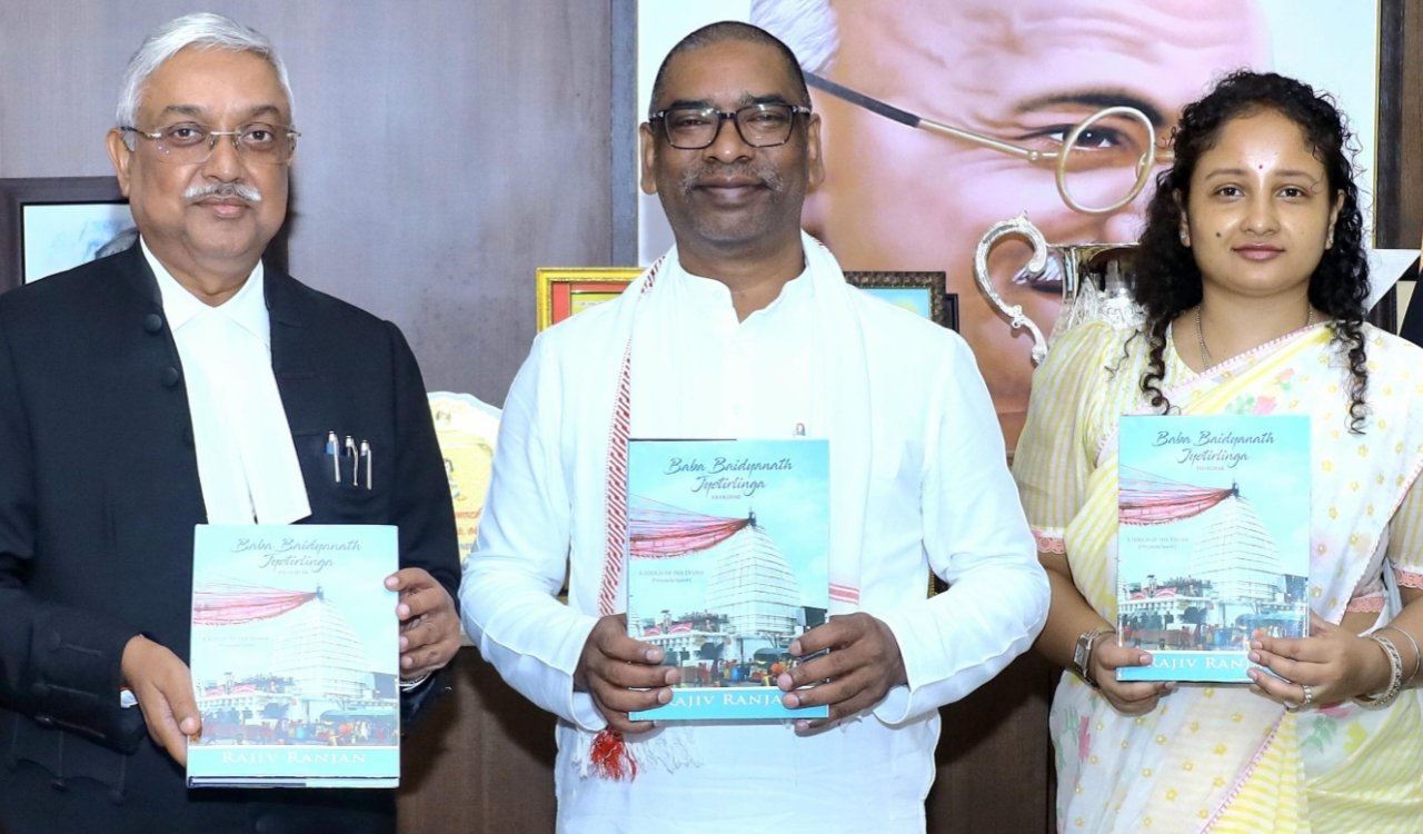 मुख्यमंत्री हेमन्त सोरेन ने "बाबा बैद्यनाथ ज्योतिर्लिंग देवघर" पुस्तक का किया लोकार्पण 4 20250825 155404