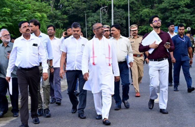 मुख्यमंत्री हेमन्त सोरेन ने रांची में स्मार्ट सिटी के निर्माणाधीन कन्वेंशन सेंटर का किया निरीक्षण