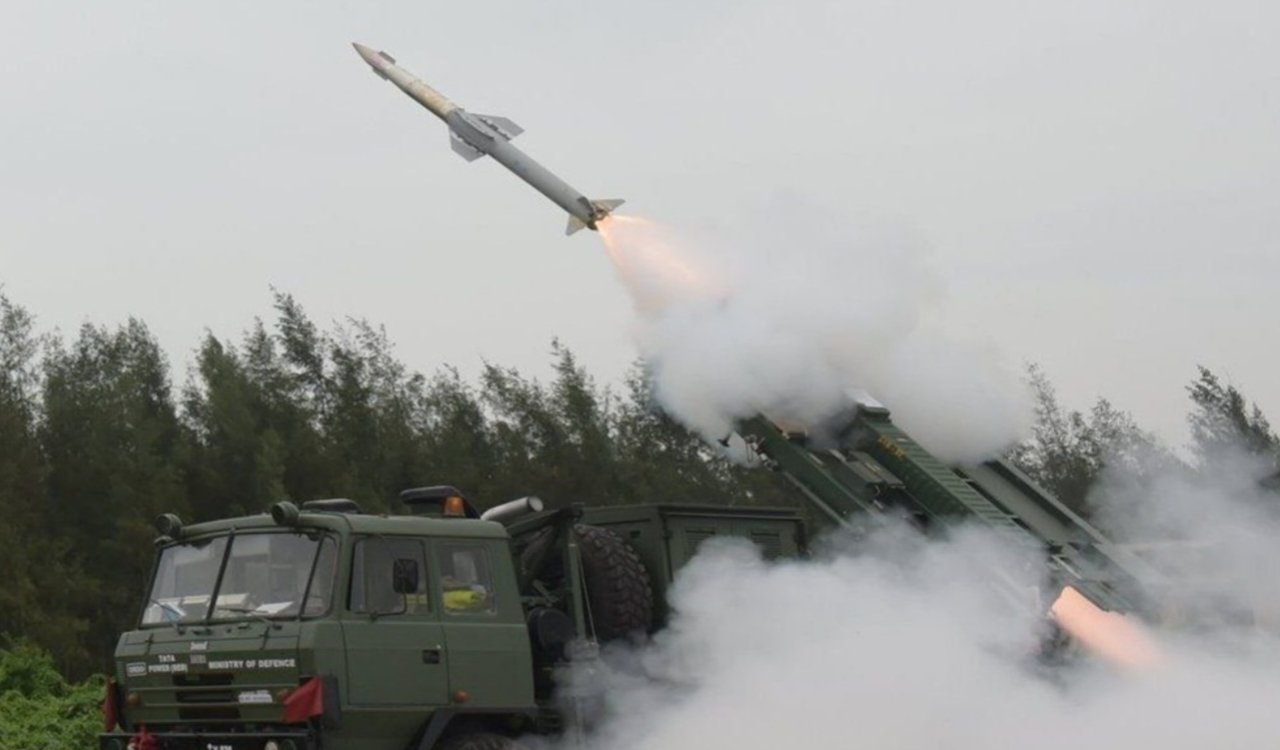 भारत की रक्षा क्षमता में ऐतिहासिक उपलब्धि: DRDO ने किया एकीकृत हवाई रक्षा शस्त्र प्रणाली का सफल परीक्षण 20250825_220052