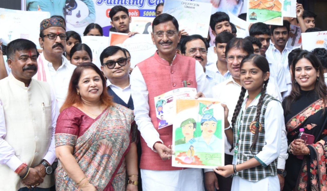 सांसद कला महोत्सव: बच्चों ने ऑपरेशन सिंदूर और पीएम मोदी के सैन्य प्रेम को पेंटिंग्स में उकेरा 20250825_231828