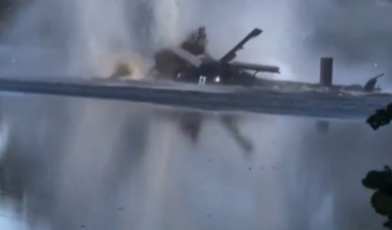 चकरघिन्नी की तरह घूमने लगा हेलीकॉप्टर, मची चीख पुकार, देखिए वायरल हुआ भयानक वीडियो 20250826_083023