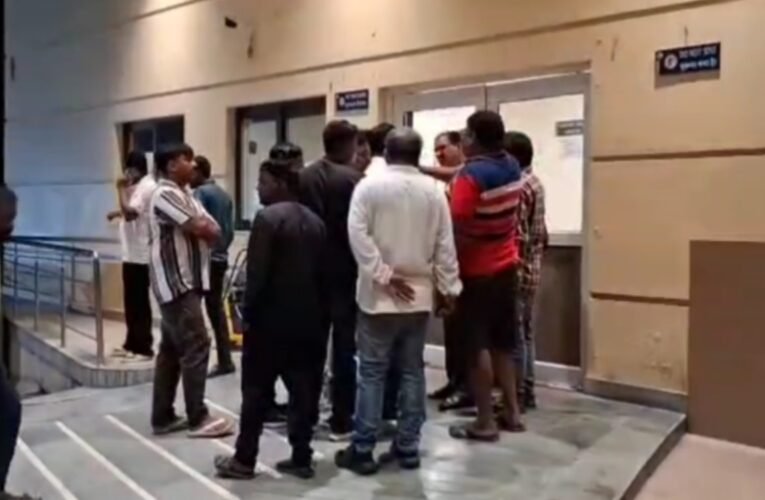 बाघमारा में मुखिया पति शंकर बेलदार पर अपराधियों ने की अंधाधुंध फायरिंग, हालत नाजुक