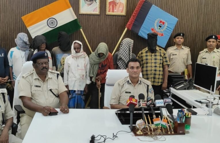 सिमडेगा पुलिस का ऑपरेशन रेड हंट: चार दशक से फरार लाल वारंटी सहित 10 गिरफ्तार