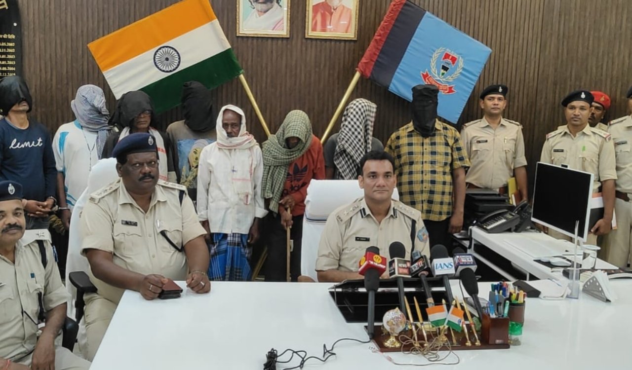 सिमडेगा पुलिस का ऑपरेशन रेड हंट: चार दशक से फरार लाल वारंटी सहित 10 गिरफ्तार 4 20250826 173037