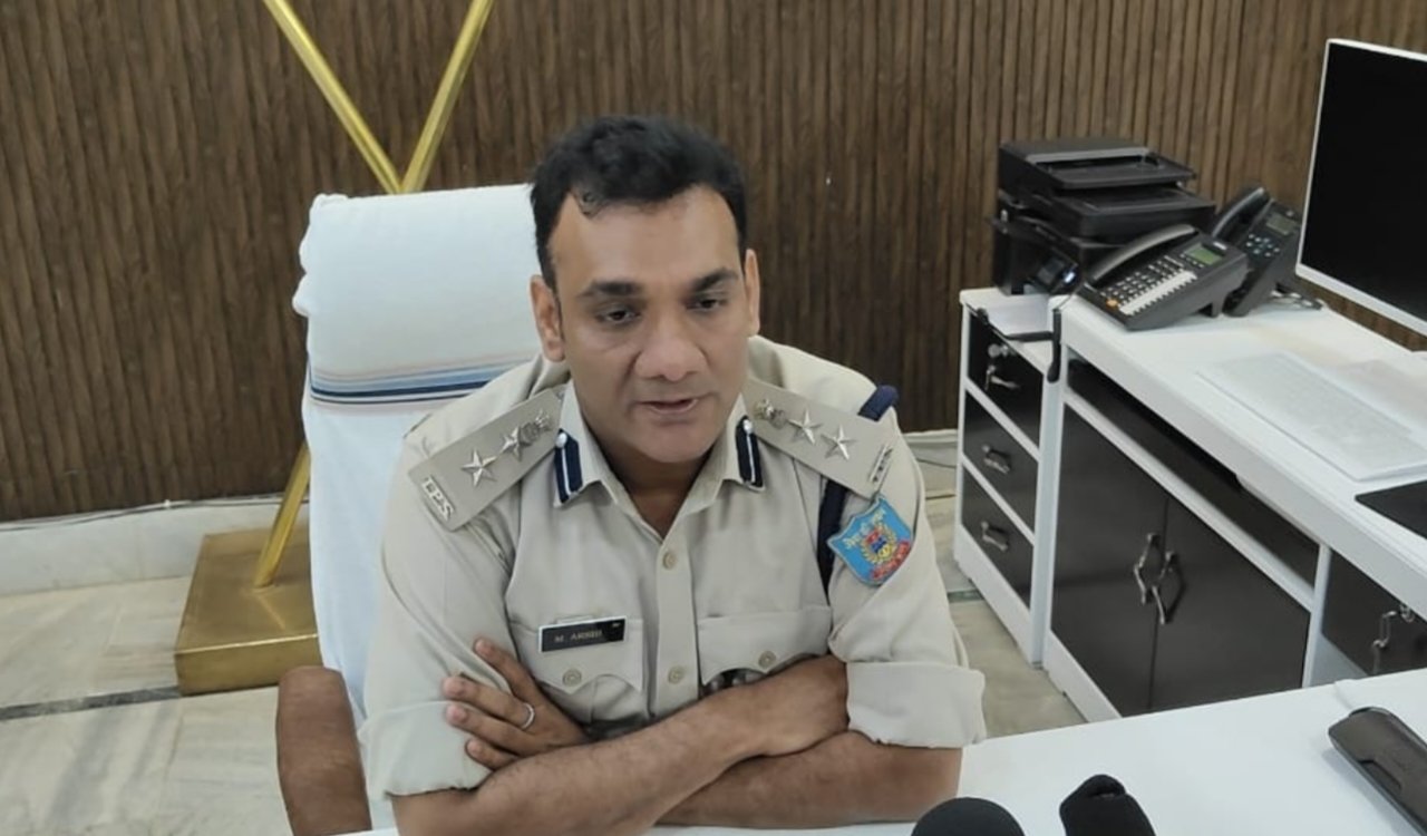 सिमडेगा पुलिस की बड़ी कामयाबी: गांजा तस्कर गिरफ्तार, यात्री बस सीज 6 20250827 162046