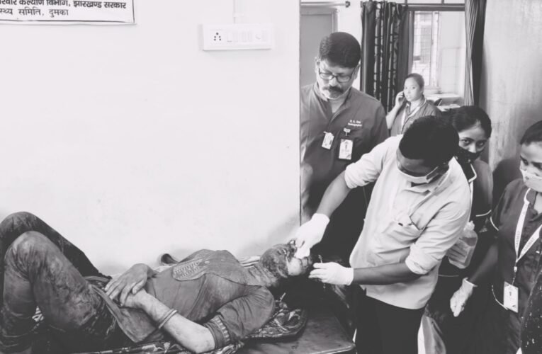 खून से लथपथ घायल युवती को पुलिस ने अस्पताल में भर्ती कराया, जांच शुरू